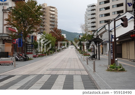 步行到信濃善光寺,在貢多入口附近參拜中央通 步行到信濃善光寺,在貢多入口附近參拜中央通 95918490