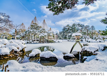 Kenrokuen covered in snow ~Kasumigaike Pond~ Kenrokuen covered in snow ~Kasumigaike Pond~ 95918711