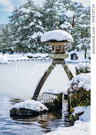 Kenrokuen covered in snow ~Snow-covered lanterns~ Kenrokuen covered in snow ~Snow-covered lanterns~ 95918714