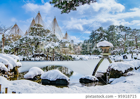 Kenrokuen covered in snow ~Kasumigaike Pond~ 95918715