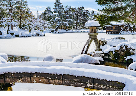 Kenrokuen covered in snow ~Kasumigaike Pond~ Kenrokuen covered in snow ~Kasumigaike Pond~ 95918718
