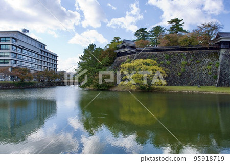 National Treasure Matsue Castle and Shimane Prefectural Office in Autumn National Treasure Matsue Castle and Shimane Prefectural Office in Autumn 95918719