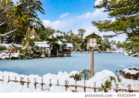 被雪覆蓋的兼六園～霞池池～ 95918844