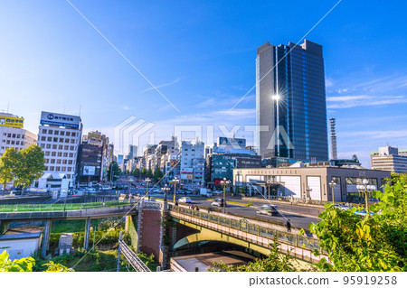 日本東京市容，俯瞰四谷站、四谷見附十字路口、科摩四谷塔等。 95919258