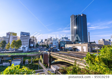 日本東京市容，俯瞰四谷站、四谷見附十字路口、科摩四谷塔等。 95919259