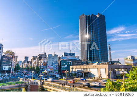 日本東京市容，俯瞰四谷站、四谷見附十字路口、科摩四谷塔等。 95919260