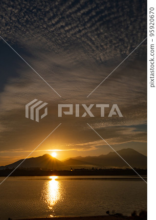 從鳥取縣日野川河口看到的日出、大山和是靈山 95920670