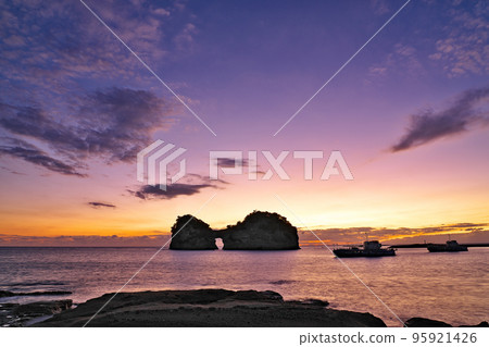 [Engetsu Island (Evening)] Shirahama Town, Nishimuro District, Wakayama Prefecture 95921426