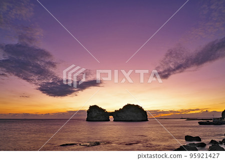 [Engetsu Island (Evening)] Shirahama Town, Nishimuro District, Wakayama Prefecture 95921427
