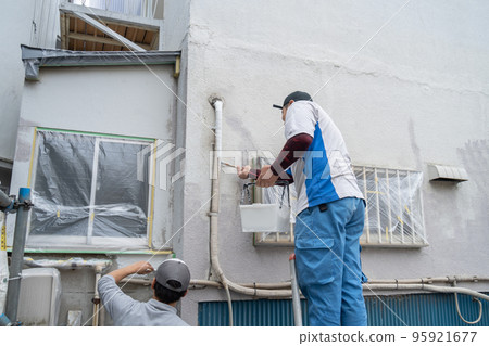 在建築地盤工作的工人 95921677