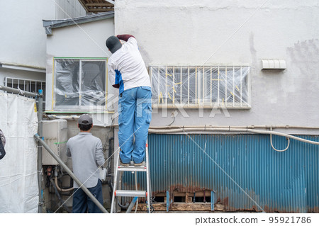 在建築工地工作的人 95921786