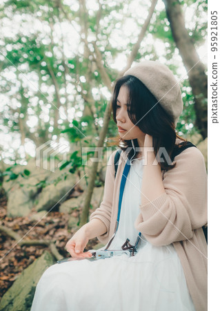 一個女人站在大自然中的照片 95921805