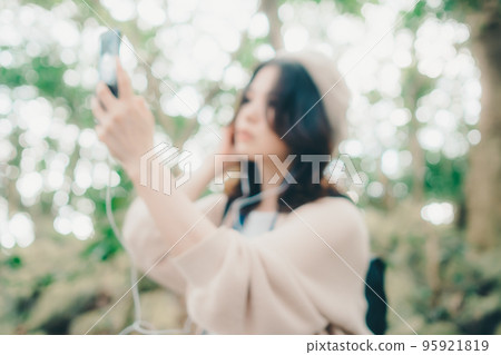 一個女人站在大自然中的照片 一個女人站在大自然中的照片 95921819