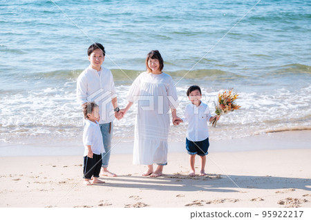 一家人並肩站在沙灘上 95922217