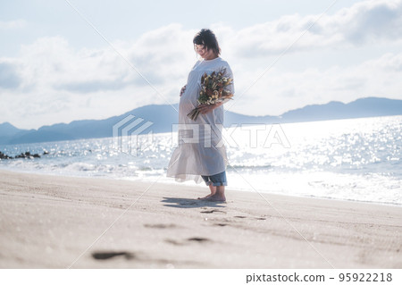 孕婦站在海灘上的花束 95922218