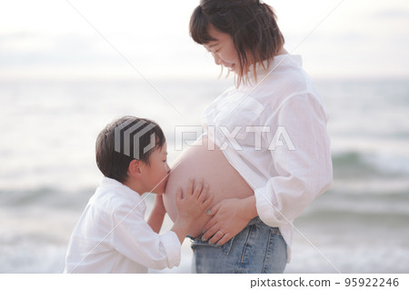 boy kissing mom's belly boy kissing mom's belly 95922246