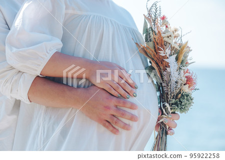 Seaside couple 95922258