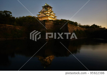 漫步大阪城 早-午-晚-夜 秋天晴朗的天空 漫步大阪城 早-午-晚-夜 秋天晴朗的天空 95922386