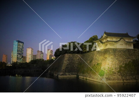 漫步大阪城 早-午-晚-夜 秋天晴朗的天空 漫步大阪城 早-午-晚-夜 秋天晴朗的天空 95922407