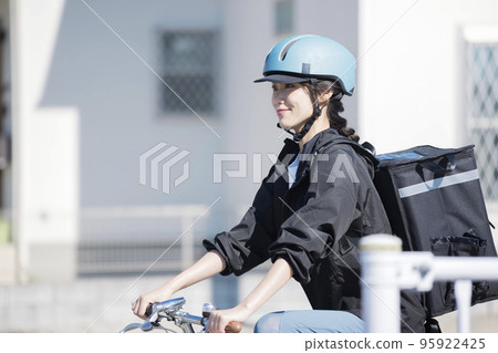 送餐圖片 騎自行車送餐的年輕女子 共享配送 送餐圖片 騎自行車送餐的年輕女子 共享配送 95922425