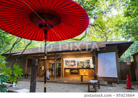 Todoroki Valley teahouse with red Japanese umbrella 95923664