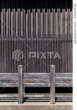 Japanese fence made of old logs 95924520