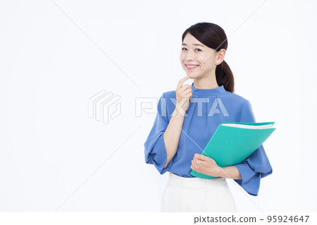 A business woman in her thirties thinking with a smile 95924647