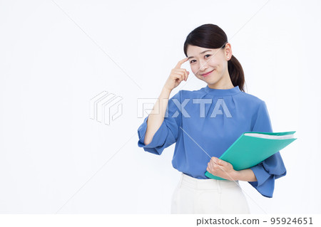 A business woman in her thirties thinking with a smile 95924651