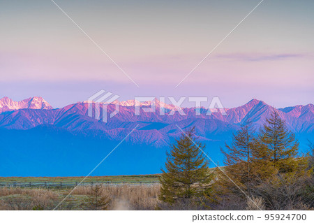 [Sunrise material] Morgenroth in the Northern Alps seen from Takabocchi Plateau [Nagano Prefecture] 95924700