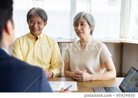 Business meetings Business negotiations 95924930