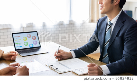 Business meetings Business negotiations 95924932