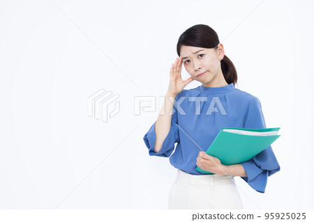 一個擔心抱頭的三十多歲的女商人 95925025