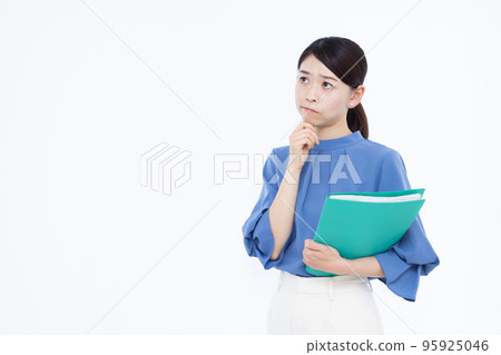 A business woman in her thirties who is seriously worried 95925046