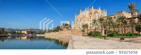 Catedral-Basilica de Santa Maria de Mallorca in Palma, Balearic Islands, Spain.  95925056