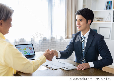 商務會議商務談判結論握手 95925150