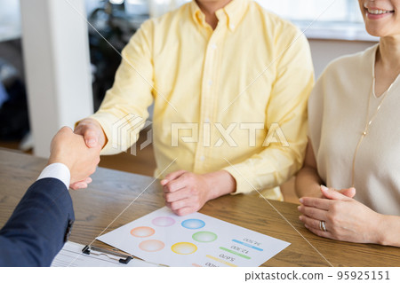 Business meeting Business negotiations conclusion Handshake Business meeting Business negotiations conclusion Handshake 95925151