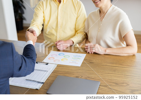 商務會議商務談判結論握手 95925152