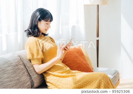 使用智能手機的少婦在屋子裡 95925306
