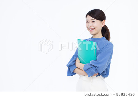 三十多歲的女商人，面帶微笑 95925456