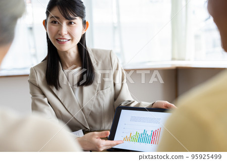 Business meetings Business negotiations Business meetings Business negotiations 95925499