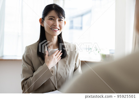 Business meetings Business negotiations 95925501