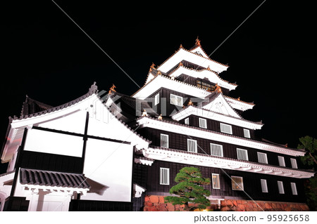 [岡山縣]岡山城紅葉亮起（令和大修後） 95925658