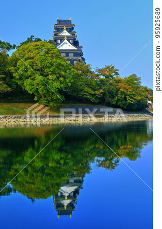 [Okayama Prefecture] Okayama Castle reflected on the surface of the river (after major renovation in Reiwa) 95925689