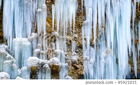 Shirakawa ice pillar group 95925835