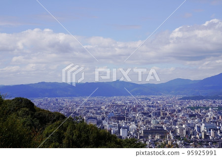 從京都東山青龍殿看京都市區(五條、嵐山等)(西南方向,秋季) 從京都東山青龍殿看京都市區(五條、嵐山等)(西南方向,秋季) 95925991