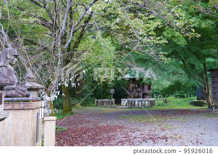 Kyoto Yamashina Oishi Shrine Yoshihito Shrine and Oishi Kuranosuke Yoshio Statue (Autumn) Kyoto Yamashina Oishi Shrine Yoshihito Shrine and Oishi Kuranosuke Yoshio Statue (Autumn) 95926016