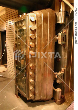 Strictly protect the currency with a solid structure... A huge vault of a bank (door) Strictly protect the currency with a solid structure... A huge vault of a bank (door) 95926299