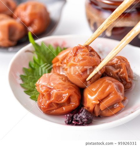 用筷子夾起的大酸梅干(Shiso-zuke Kishu Nanko ume) 用筷子夾起的大酸梅干(Shiso-zuke Kishu Nanko ume) 95926331