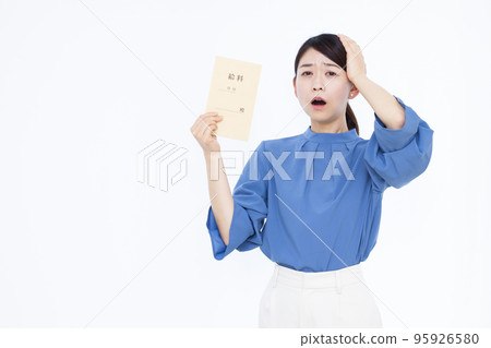 Surprised business woman in her thirties with a pay bag 95926580