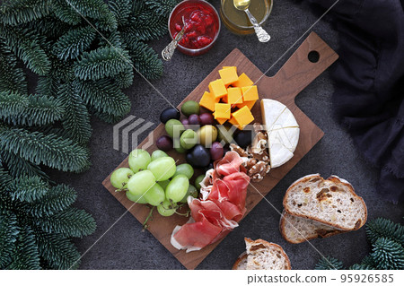 聖誕奶酪、幹醃火腿和水果拼盤奶酪板熟食 聖誕奶酪、幹醃火腿和水果拼盤奶酪板熟食 95926585